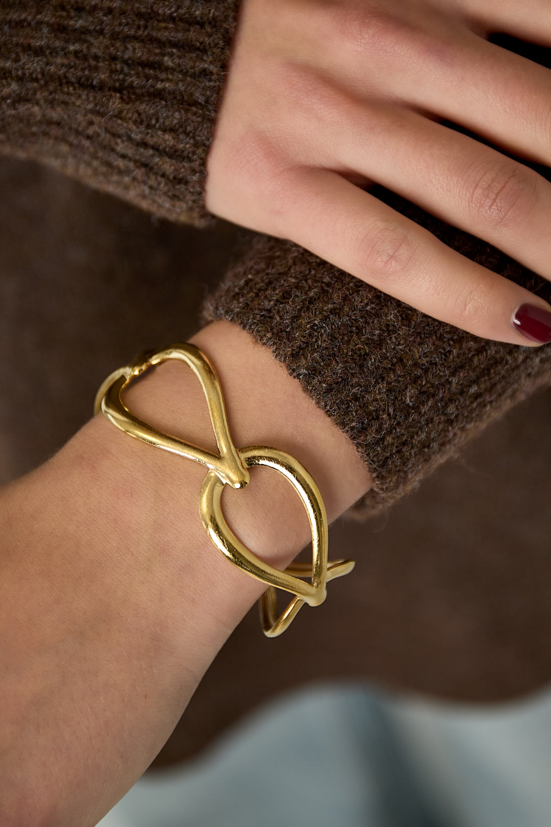 Goutte Open Bangle, detail of the linked teardrop band