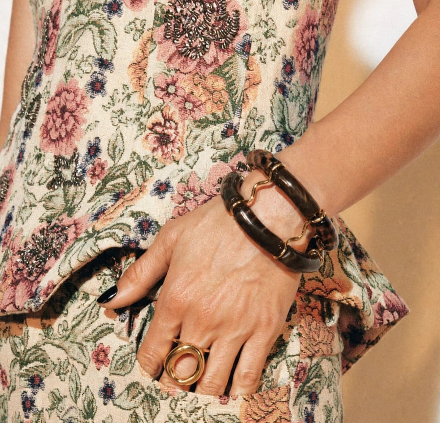 Cerceau ring in gold worn with the Écaille beaded cuffs in dark brown