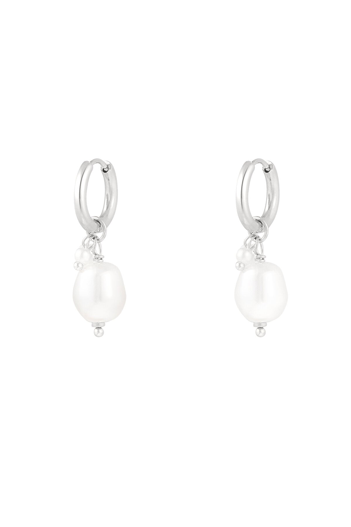 simple earring with large and small pearl