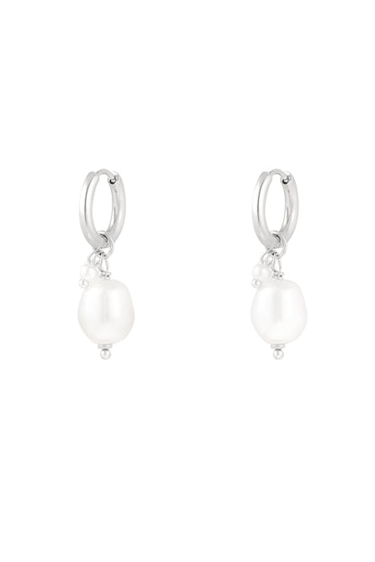 simple earring with large and small pearl