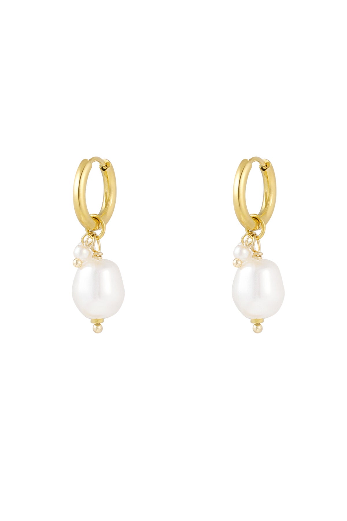 simple earring with large and small pearl