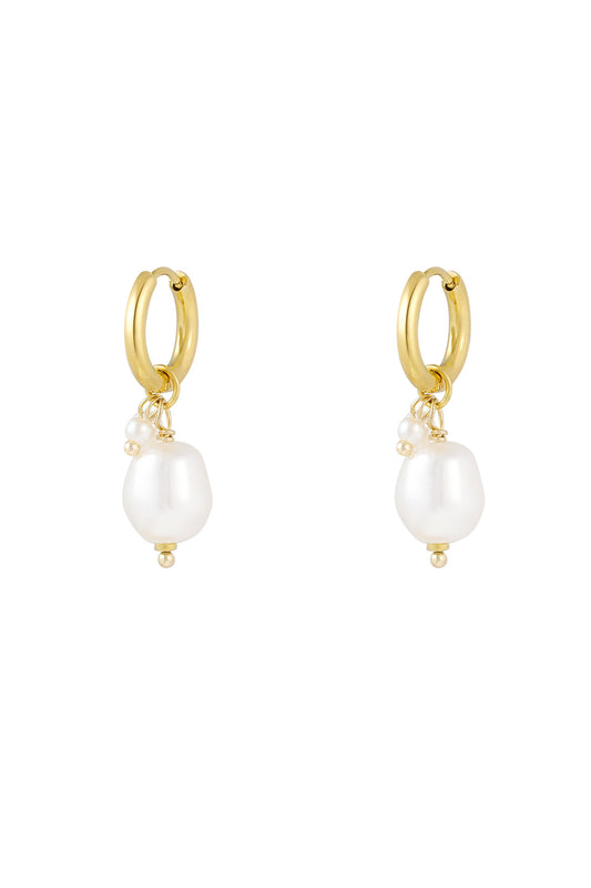 simple earring with large and small pearl