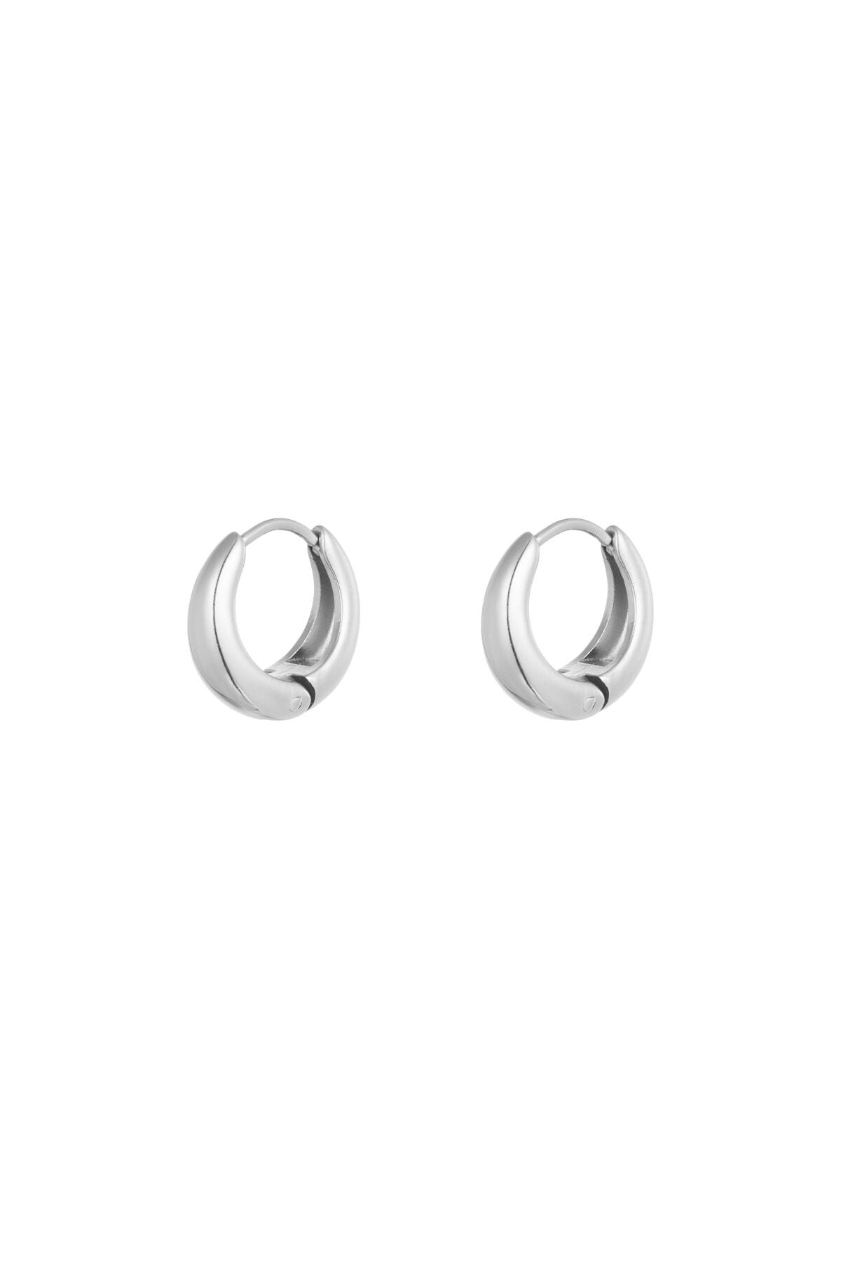 Petit Dôme Huggies in silver