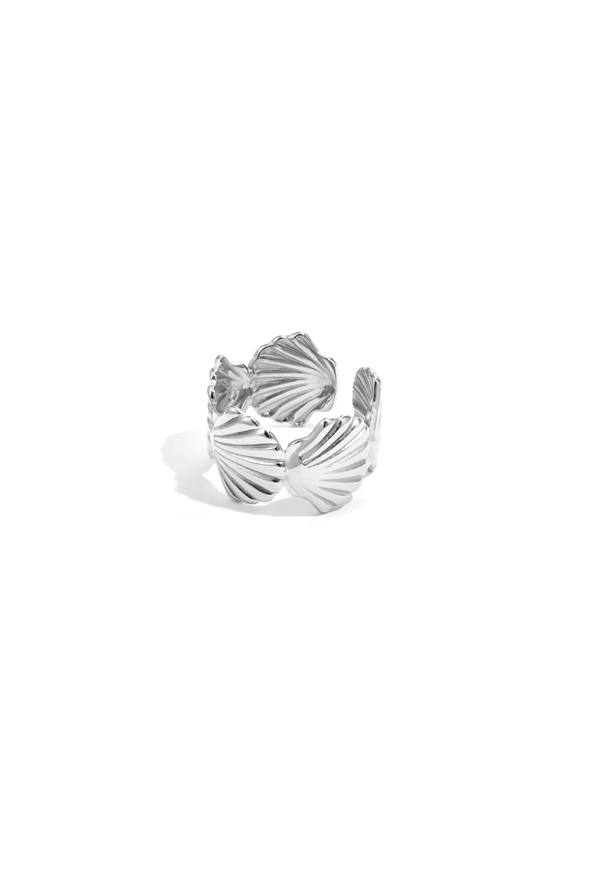 Chunky ring with shells