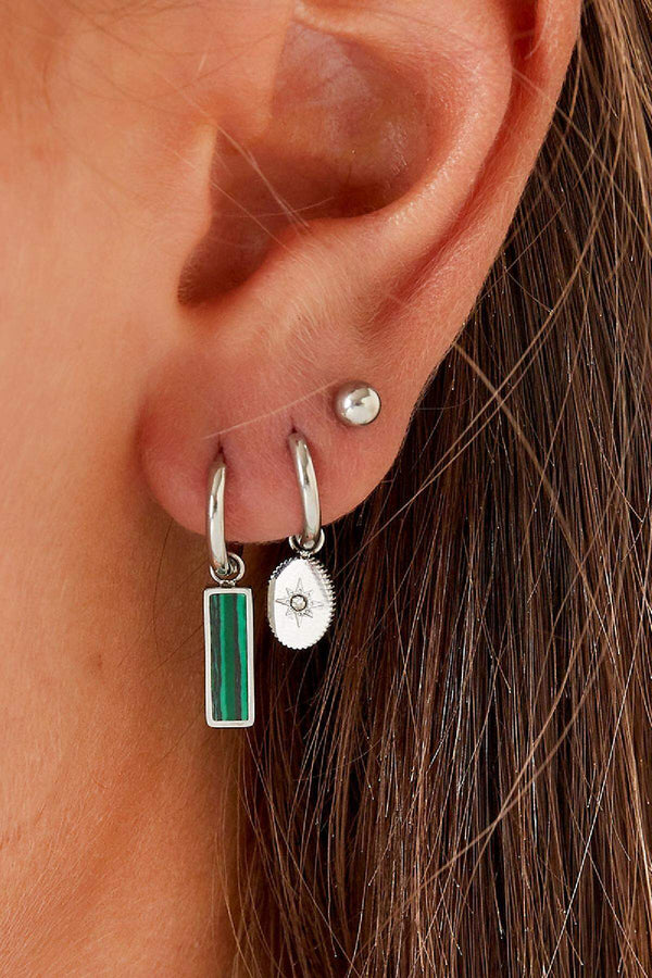 Émeraude Bar Huggies – green bar charm detail