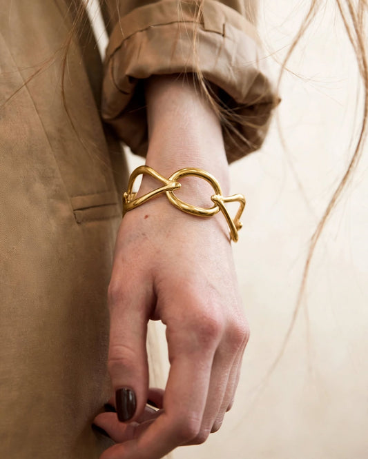 Goutte Open Bangle in gold, detail of the linked teardrop band