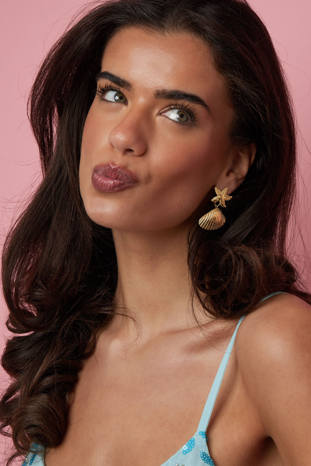  Model wearing the Étoile de Mer Drop Earrings 