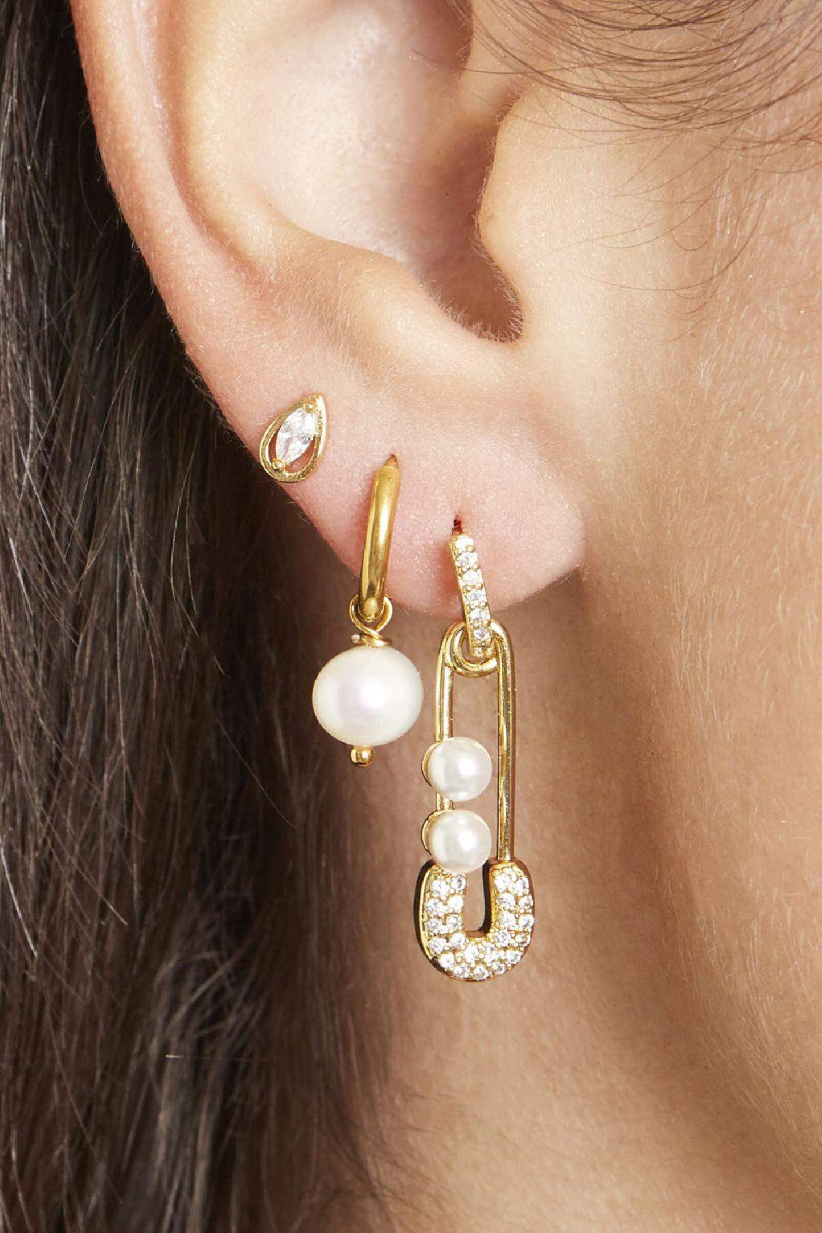 Perle de Mer Huggies worn in an ear stack